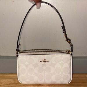Coach Nolita 19 In Signature Canvaso